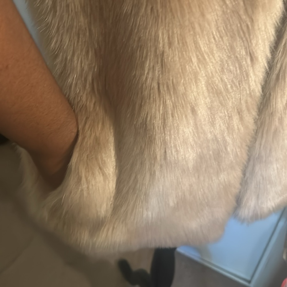🎉3X HOST PICK🎉 Bagatelle Chic Faux Fur Vest in Blush - Picture 4 of 7